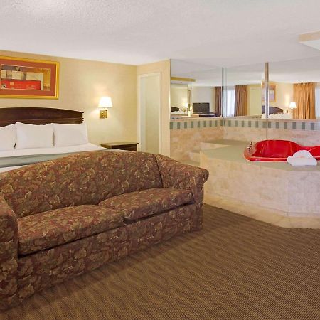 Days Inn By Wyndham Silver Spring Esterno foto