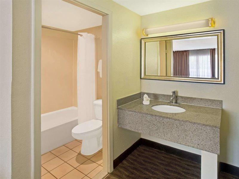 Days Inn By Wyndham Silver Spring Esterno foto