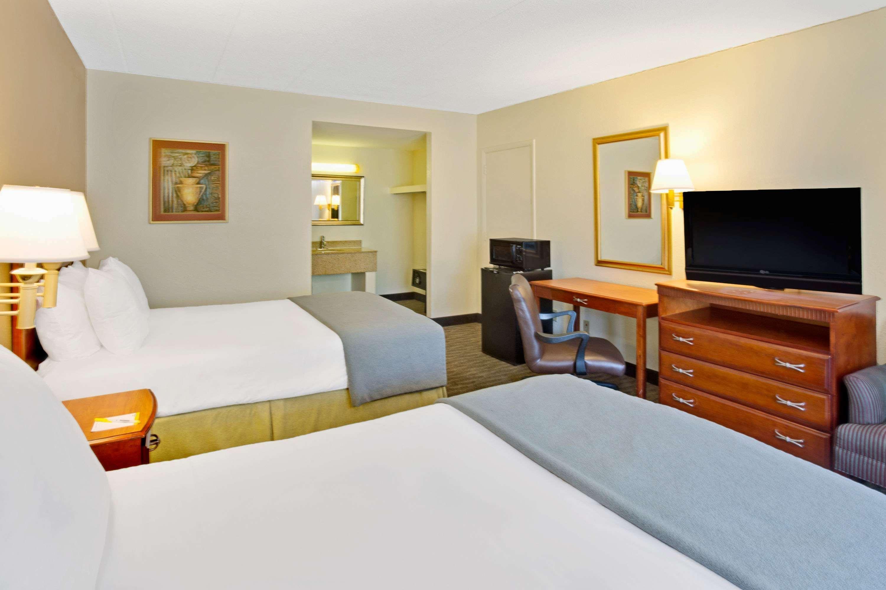 Days Inn By Wyndham Silver Spring Esterno foto