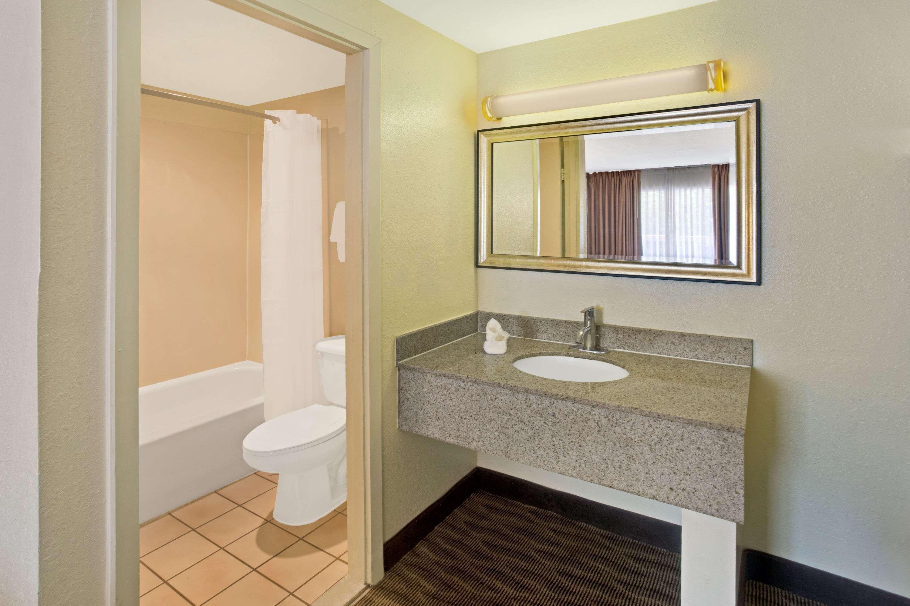Days Inn By Wyndham Silver Spring Esterno foto