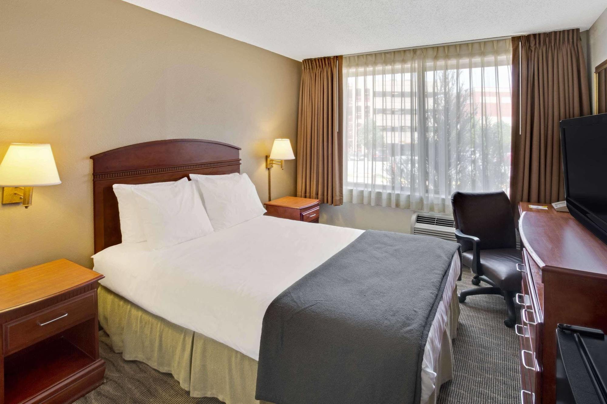 Days Inn By Wyndham Silver Spring Esterno foto