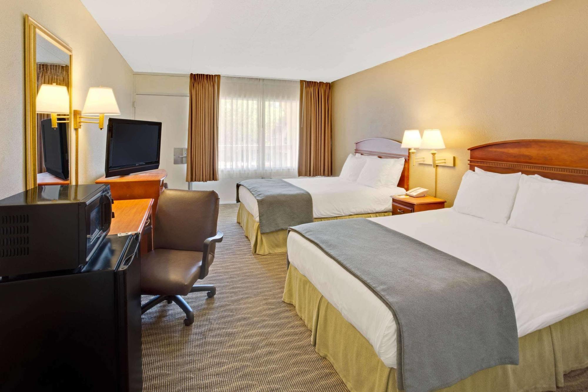 Days Inn By Wyndham Silver Spring Esterno foto